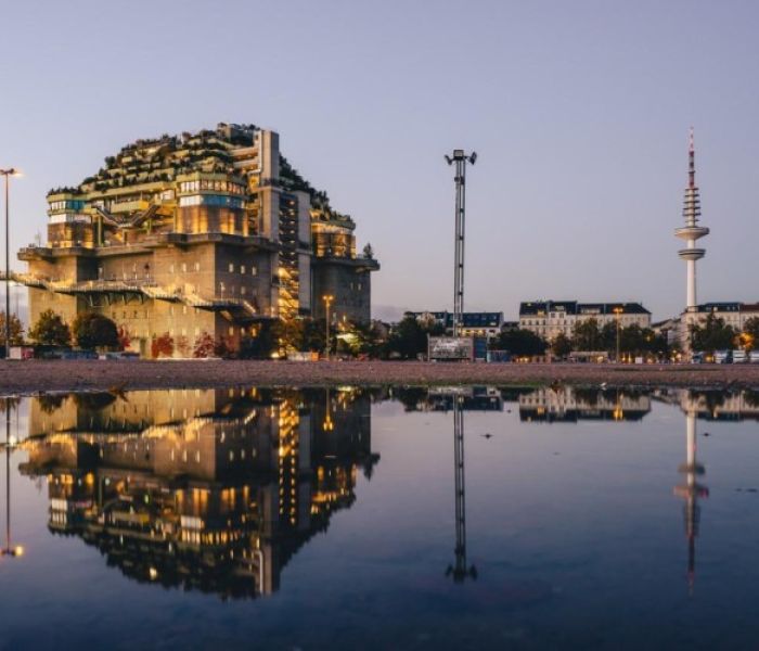 BuGG-Gründach des Jahres 2024. Hamburgs begrünter Hochbunker mit (Foto: Optigrün international AG)